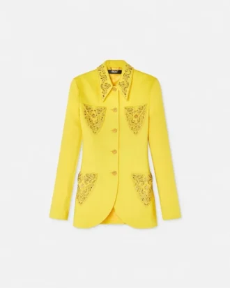 Blazer entallado de lana con tachuelas y botonadura sencilla.
