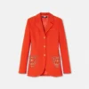 Blazer entallado de lana con tachuelas y botonadura sencilla.