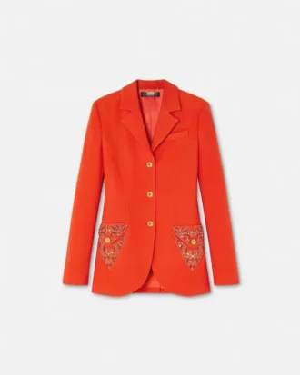 Blazer entallado de lana con tachuelas y botonadura sencilla.