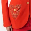 Blazer entallado de lana con tachuelas y botonadura sencilla.