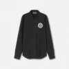 Camisa con emblema en V Camisa con emblema en V