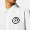 Camisa con emblema en V Camisa con emblema en V
