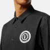Camisa con emblema en V Camisa con emblema en V