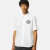 Camisa con emblema en V Camisa con emblema en V