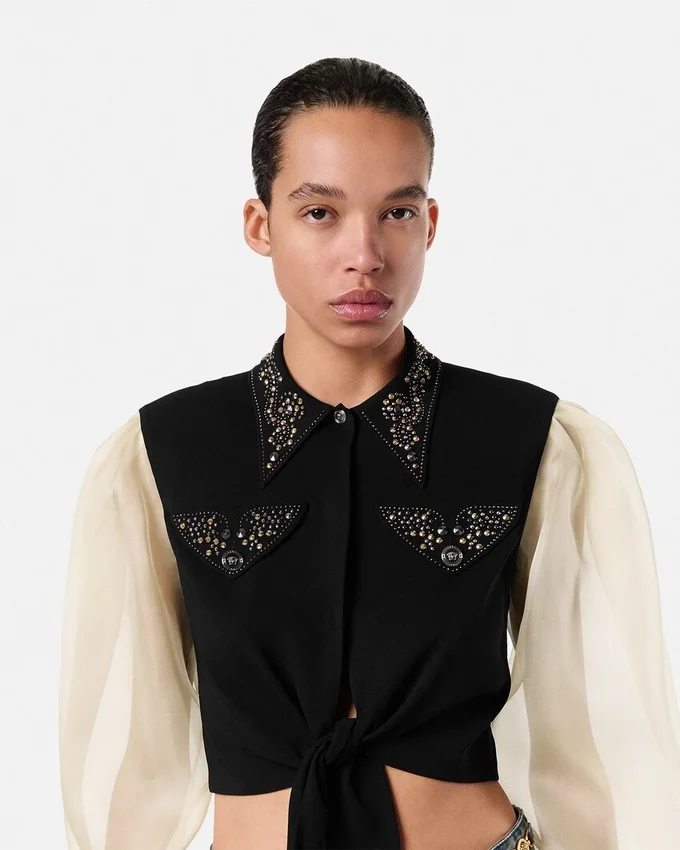 Camisa corta de georgette con tachuelas Camisa corta de georgette con tachuelas