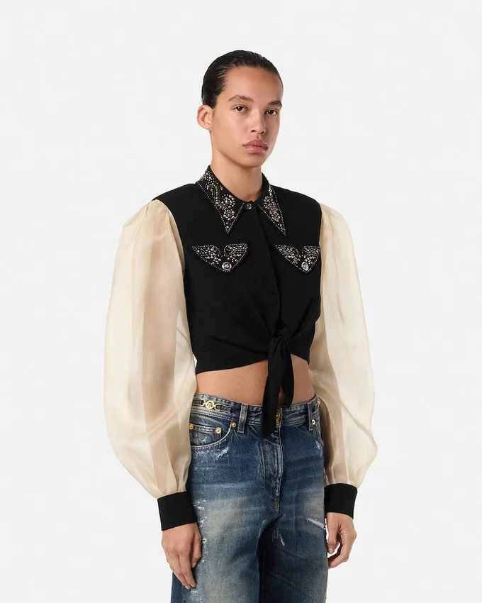 Camisa corta de georgette con tachuelas Camisa corta de georgette con tachuelas