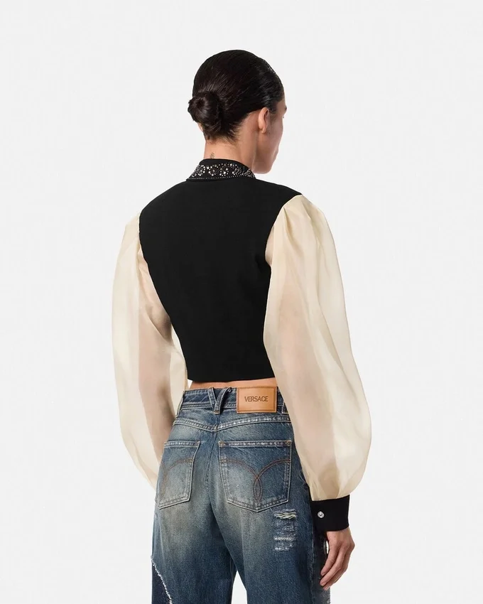 Camisa corta de georgette con tachuelas Camisa corta de georgette con tachuelas