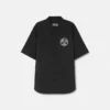 Camisa de corte regular con emblema V en cadena Camisa de corte regular con emblema V en cadena