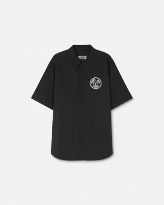 Camisa de corte regular con emblema V en cadena