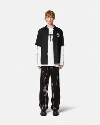 Camisa de corte regular con emblema V en cadena