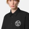 Camisa de corte regular con emblema V en cadena Camisa de corte regular con emblema V en cadena