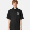 Camisa de corte regular con emblema V en cadena Camisa de corte regular con emblema V en cadena