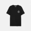 Camiseta con emblema V bordado