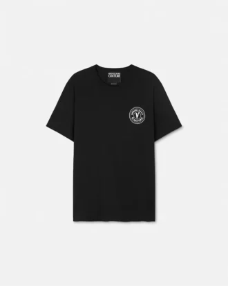 Camiseta con emblema V bordado