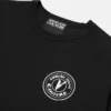 Camiseta con emblema V bordado
