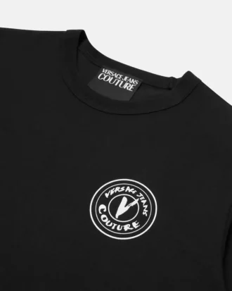 Camiseta con emblema V bordado