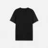 Camiseta con emblema V bordado