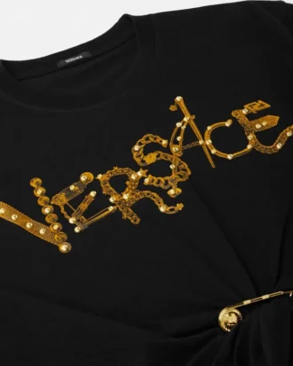 Camiseta corta con imperdibles y pin de seguridad