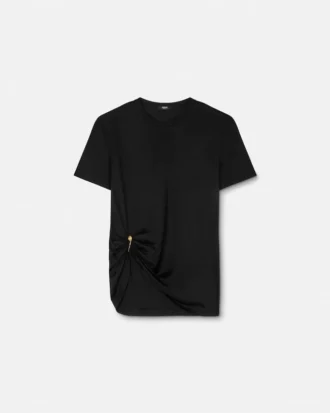 Camiseta drapeada con imperdible