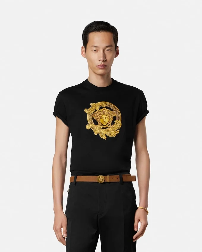 Camiseta slim fit de jersey de algodón bordada Camiseta slim fit de jersey de algodón bordada