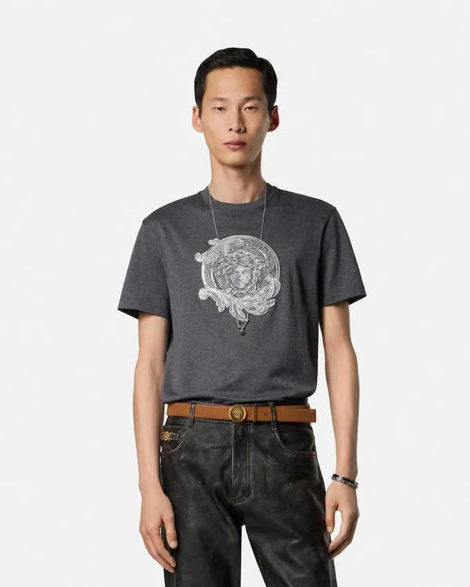 Camiseta slim fit de jersey de algodón bordada Camiseta slim fit de jersey de algodón bordada