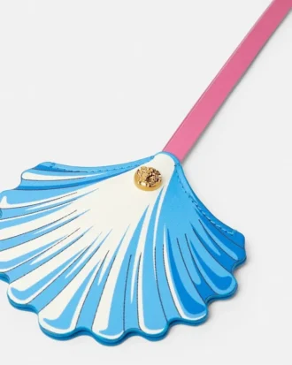 Colgante de cuero con forma de concha marina