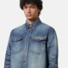 Confeccionada en Japón. Sobrecamisa de denim