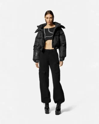 Jeans cargo con emblema en V