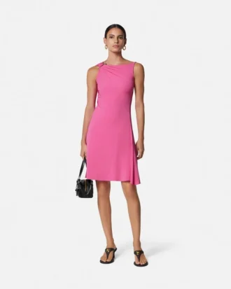 Mini vestido acampanado con drapeado y broche de seguridad