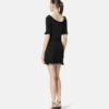 Mini vestido acampanado de punto con imperdible Mini vestido acampanado de punto con imperdible