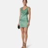 Mini vestido drapeado con imperdible Mini vestido drapeado con imperdible