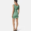 Mini vestido drapeado con imperdible Mini vestido drapeado con imperdible