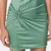 Mini vestido drapeado con imperdible Mini vestido drapeado con imperdible