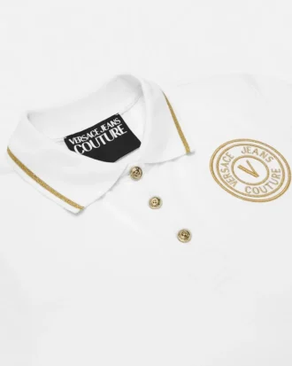 Polo con emblema en V