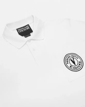 Polo con emblema V bordado