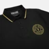 Polo con emblema V bordado Polo con emblema V bordado