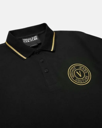 Polo con emblema V bordado