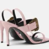 Sandalias Emily de charol con hebilla barroca Sandalias Emily de charol con hebilla barroca