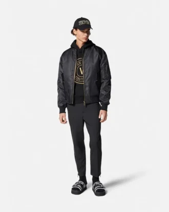 Sudadera con capucha y emblema en V