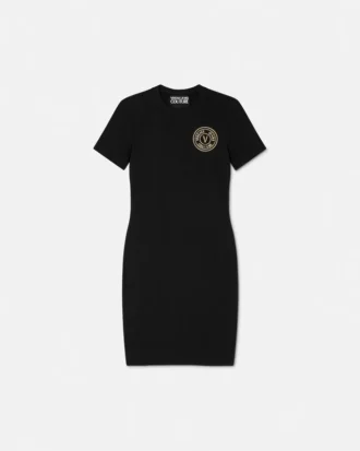 Vestido camiseta con emblema en V