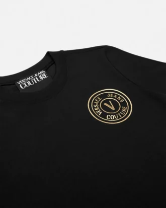 Vestido camiseta con emblema en V