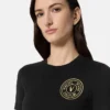 Vestido camiseta con emblema en V Vestido camiseta con emblema en V