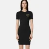 Vestido camiseta con emblema en V Vestido camiseta con emblema en V