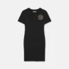 Vestido camiseta con logotipo en V Vestido camiseta con logotipo en V