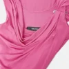 Vestido fruncido con imperdible Vestido fruncido con imperdible
