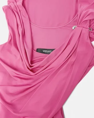 Vestido fruncido con imperdible