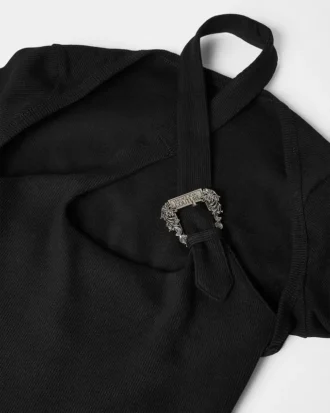Vestido midi con corte y hebilla barroca