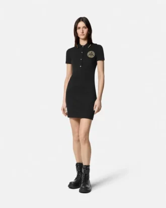 Vestido polo midi con emblema en V