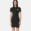Vestido polo midi con emblema en V